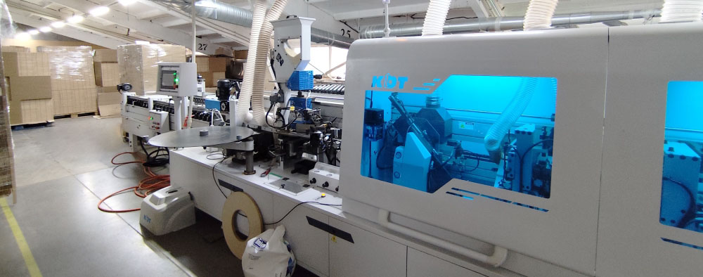 Automatizovaná čtyřstranná olepovací stanice založená na strojích KE-655JHSKA