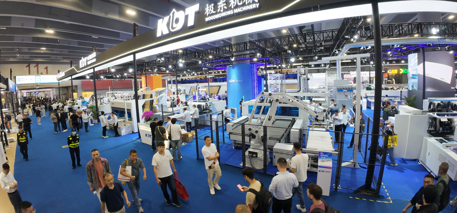 Návštěvníci u zařízení na stánku KDT Machinery, veletrh CIFF 2026