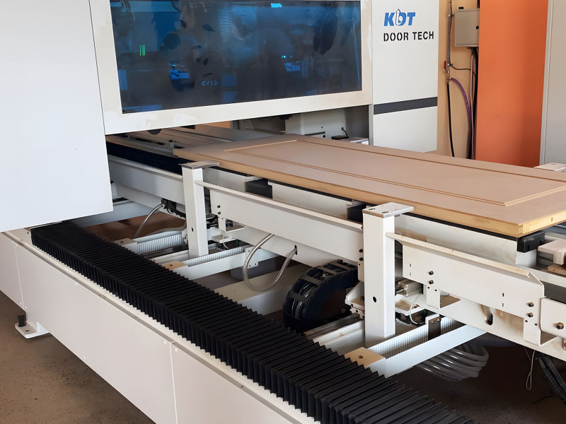CNC čtyřstranná řezačka panelů KHM-550B