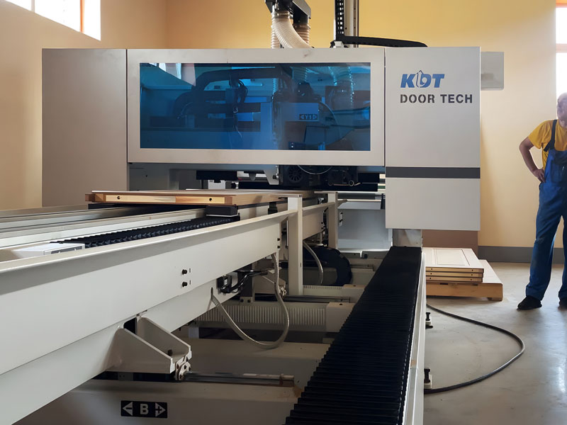 CNC čtyřstranná řezačka panelů KHM-550B