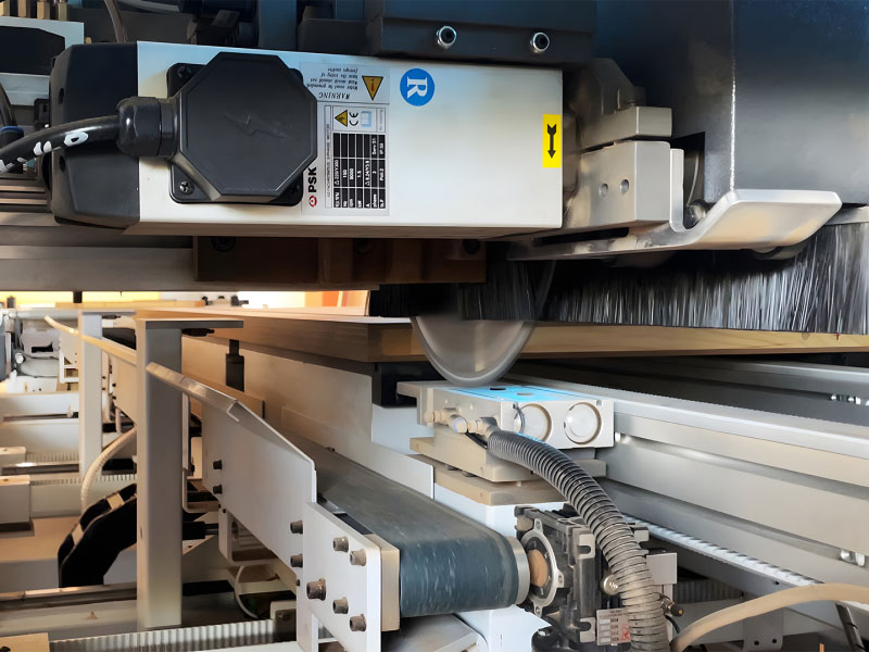 CNC čtyřstranná řezačka panelů KHM-550B