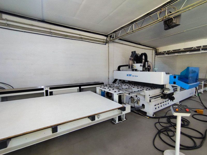 Automatizovaná linka na řezání deskových materiálů