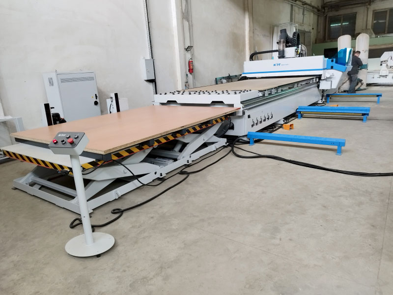 Automatická linka na řezání desek založená na CNC obráběcím centru KN-3713D