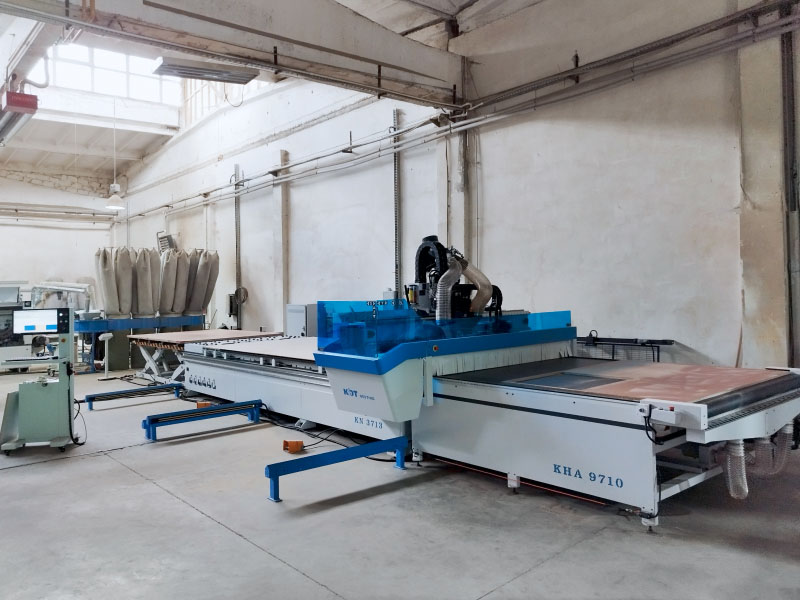 Automatická linka na řezání desek založená na CNC obráběcím centru KN-3713D