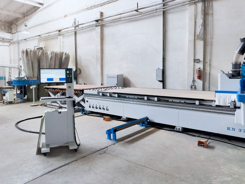 Automatická linka na řezání desek založená na CNC obráběcím centru KN-3713D