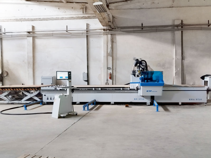 Automatická linka na řezání desek založená na CNC obráběcím centru KN-3713D
